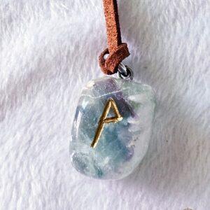 🌀 เครื่องรางอักษรรูนหิน Fluorite – เสริมพลังแห่งสมาธิและการปกป้อง 🌀