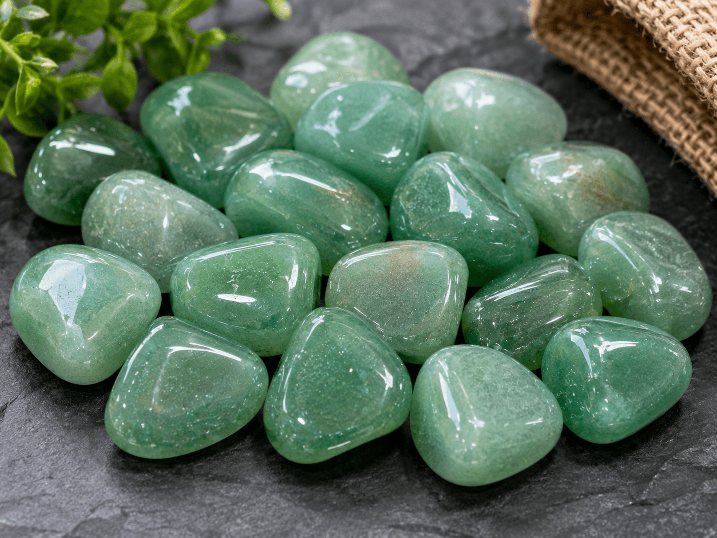 Green Aventurine (กรีน อเวนเจอรีน): หินแห่งโอกาส ความอุดมสมบูรณ์ และการเติบโต