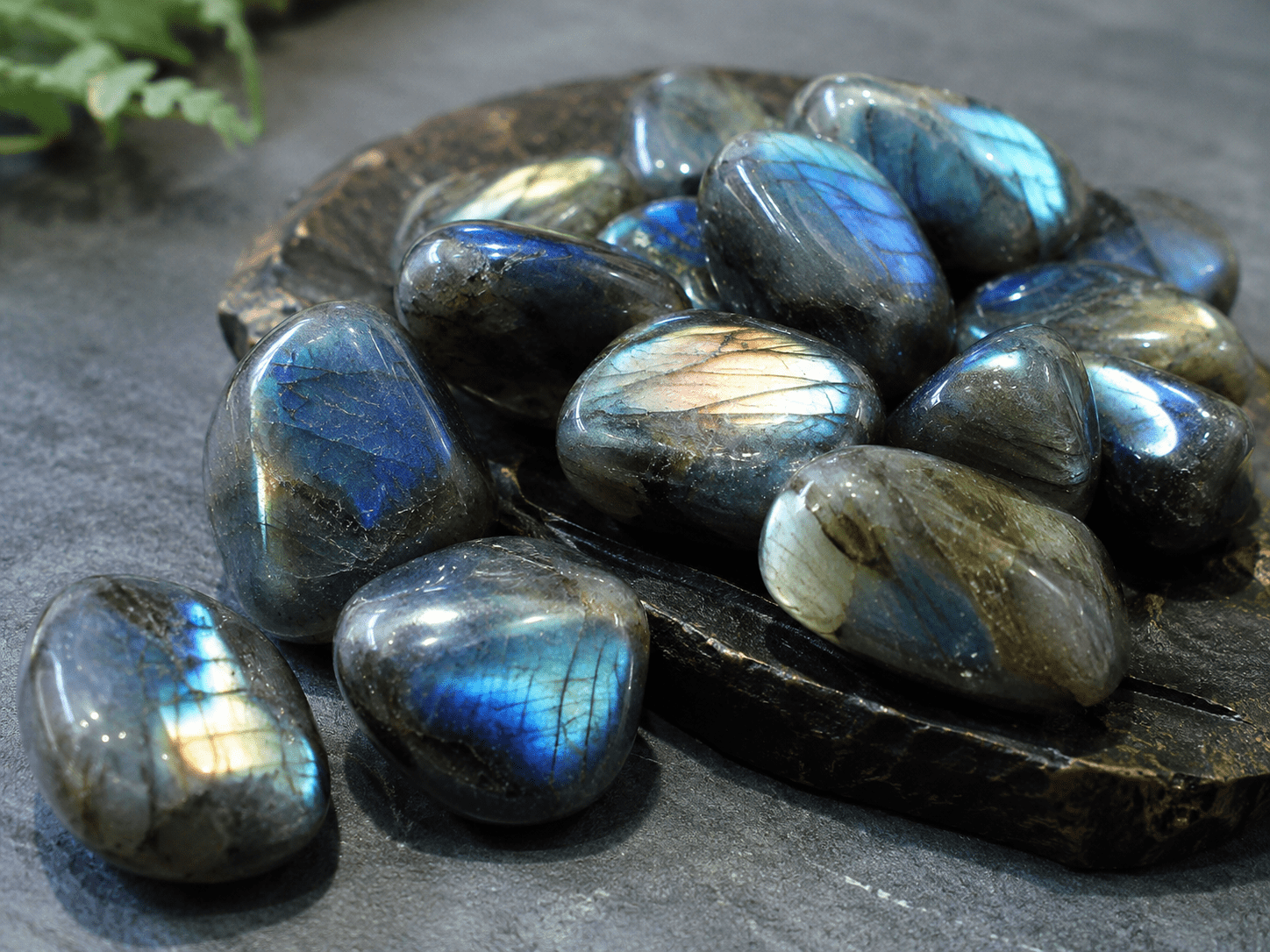 Labradorite (ลาบราโดไรต์): หินแห่งแสงเหนือและการเปลี่ยนแปลง